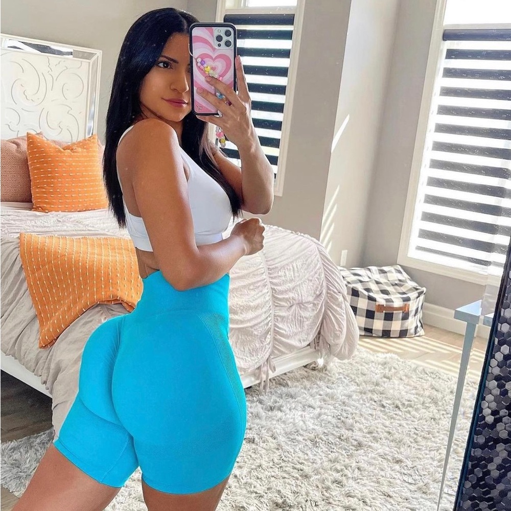 Diosafit scrunch shorts gorgeous blue color super flattering
